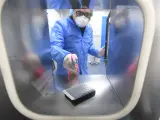 Personal especializado del laboratorio de Huoyan realiza una prueba sobre el nuevo coronavirus (2019-nCoV) en Wuhan, China.