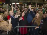 Mary Lou McDonald, líder del Sinn Féin (en el centro) celebra en Dublín los resultados de las generales en Irlanda.