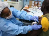 Voluntario del estudio recibe una inoculación en el Hospital Redemption en Monrovia, Liberia el día de la inauguración de PREVAC, una prueba de vacuna de Ébola de fase 2 en África Occidental.