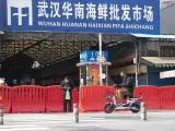 Entrada del mercado de mariscos Huanan en Wuhan.