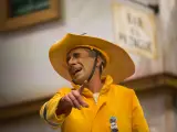 CADIZ 01/03/2019. FOTO EDUARDO RUIZ. Final del Concurso Oficial de Agrupaciones Carnavalescas (COAC) 2019 en el Gran Teatro Falla. Un miembro del cuarto "Brigada Amarilla (agüita con nosotros)", durante su actuación.