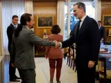 El rey Felipe VI recibe al vicepresidente presidente segundo del Gobierno, Pablo Iglesias, a su llegada al Palacio de la Zarzuela.