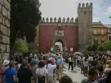 SEVILLA, 13.09.19. Visitantes esperan su turno para entrar en el Real Alc&aacute;zar de Sevilla.