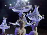La comparsa 'Tropicana' durante su actuación en el transcurso de la Gala de Elección de la Reina del Carnaval de Santa Cruz de Tenerife 2020.