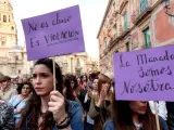 Manifestantes reclaman que la condena a La Manada se base en violación sexual y no en abuso.