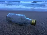 Una botella, en el mar.