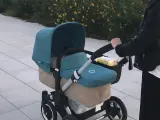 Imagen de archivo de una madre paseando a un bebé.