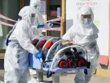 Un paciente sospechoso de haber contra&iacute;do el coronavirus es trasladado al Hospital Universitario Kyungpook en Daegu, Corea del Sur.