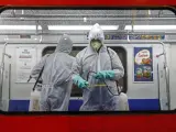 Trabajadores de Ir&aacute;n desinfectan los vagones de metro en Teher&aacute;n.