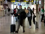 Viajeros procedentes de Italia portan mascarillas a su llegada al aeropuerto de Manises (Valencia).
