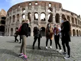 Varias turistas con mascarillas en Roma, Italia.