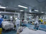 Personal médico trabaja en una unidad de cuidados intensivos de un hospital para pacientes de COVID-19, en Wuhan, China.