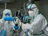 Personal médico trabaja en una unidad de cuidados intensivos de un hospital en Wuhan, China.