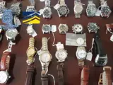 Los agentes han intervenido 66 relojes de lujo, 264 piezas de joyer&iacute;a y diversos efectos para la manipulaci&oacute;n de relojes.