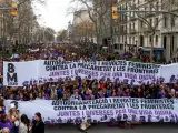 Miles de personas se manifiestan en Barcelona convocadas por los colectivos feministas este 8 de marzo.