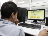 Alumno con un ordenador, niño, escuela, internet, tecnología, clase