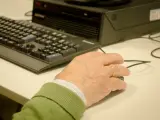 Mano de jubilado en un ordenador