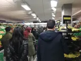 Larga cola para pagar en un supermercado en Madrid.