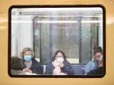 Pasajeros con mascarilla en el metro de Barcelona este lunes 16 de marzo.
