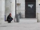 Una persona sin hogar, en Madrid, en el tercer día del estado de alarma por el coronavirus.