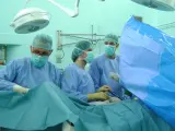 Cirurgia-quiròfan-cirurgians en imatge d'arxiu
