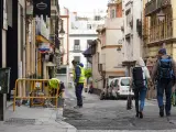 Una pareja camina por las calles de Sevilla durante el tercer d&iacute;a de aislamiento.