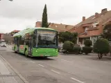 Imagen de un autobús interurbano a su paso por la localidad madrileña de Colmenar Viejo.
