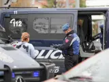 Un agente de la Policía Municipal multa a una mujer por un viaje no justificado en un control policial en la Glorieta del Marqués de Vadillo durante el sexto día de confinamiento por coronavirus en el país, en Madrid (España) a 20 de marzo de 2020.