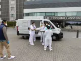 Un repartidor ofrece ensaladas y pan en el hospital La Paz en Madrid