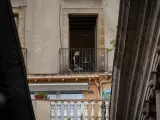 Un joven utiliza su ordenador port&aacute;til en su terraza durante el segundo d&iacute;a laborable del estado de alarma por el coronavirus, en Barcelona (Espa&ntilde;a), a 17 de marzo de 2020. 17 MARZO 2020 COVID;CORONAVIRUS;PANDEMIA;ALERTA SANITARIA 17/3/2020