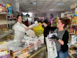 Reparto de mascarillas en supermercado de Las Navas