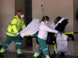Sanitarios de una ambulancia trasladan a un enfermo con coronavirus al hospital vizca&iacute;no de Cruces.