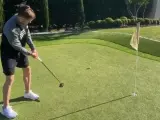 Gareth Bale, jugando al golf.