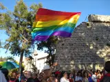 Hombre con la bandera LGTBI en la manifestación del Orgullo