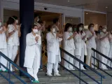 Los sanitarios del Hospital San Jorge, en Huesca, devuelven los aplausos en agradecimiento por los servicios prestados contra la pandemia del coronavirus.