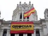 Mensaje colocado en la fachada del Ayuntamiento de Madrid, en el que se da las gracias a los ciudadanos por quedarse en casa.