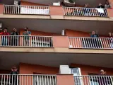 Vecinos de L'Hospitalet de Llobregat salen a sus balcones a aplaudir.