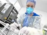 Una t&eacute;cnico de laboratorio realiza una PCR.