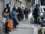 Varias personas con mascarilla en una calle de Italia.
