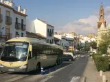 Autobús interurbano por un pueblo de Sevilla