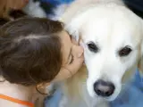 Imagen de una ni&ntilde;a besando a su perro.