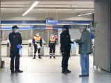 Reparto de mascarillas en el Metro de Madrid.