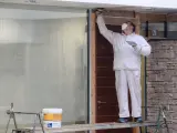 Un operario de la construcción, ataviado con mascarilla, realiza su trabajo en una obra, en una vivienda de Valladolid.
