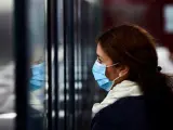 Una viajera con mascarilla por el coronavirus, en el Metro de Barcelona.