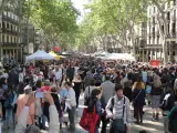 Miles de personas en la rambla de Barcelona durante Sant Jordi (archivo)