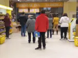 Gente en un supermercado coincidiendo con el decreto del Estado de Alarma por el coronavirus.