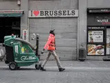 Un trabajador de la limpieza circula por una calle de Bruselas. Bélgica es el país con más muertes con Covid-19 por millón de habitantes de todo el mundo.