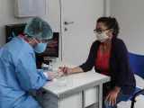 Un sanitario hace una prueba de coronavirus a una mujer en R&iacute;o de Janeiro.