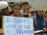 Una mujer reivindica una mejora de los derechos laborales en el sector textil.