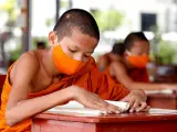 Varios alumnos budistas en Bangkok.